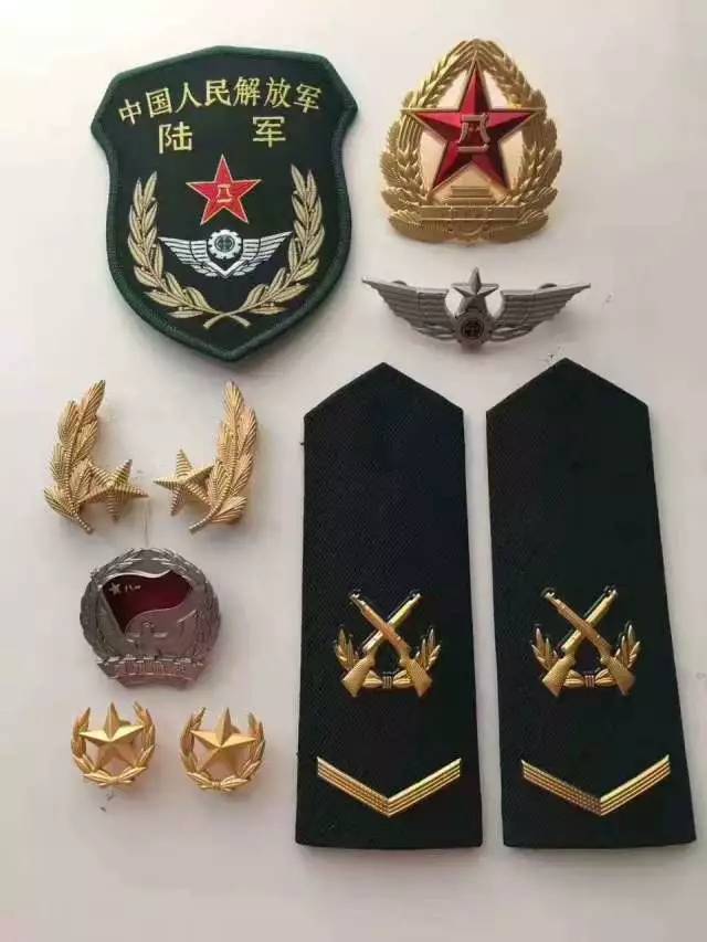 当完第二年义务兵可以申请留队继续服役,这时称为转士官,普通士兵转