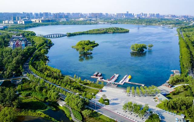 唐山南湖位于唐山市中心南部,是融自然生态,历史文化和现代文化为一体