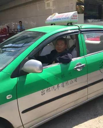 路边等出租车 出租车司机: "你好,阿扎去俩?"