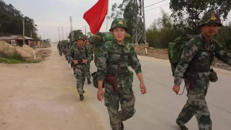 这为他以后的驾驶之路学习特种装甲车驾驶,到广州军区兵种训练基地要