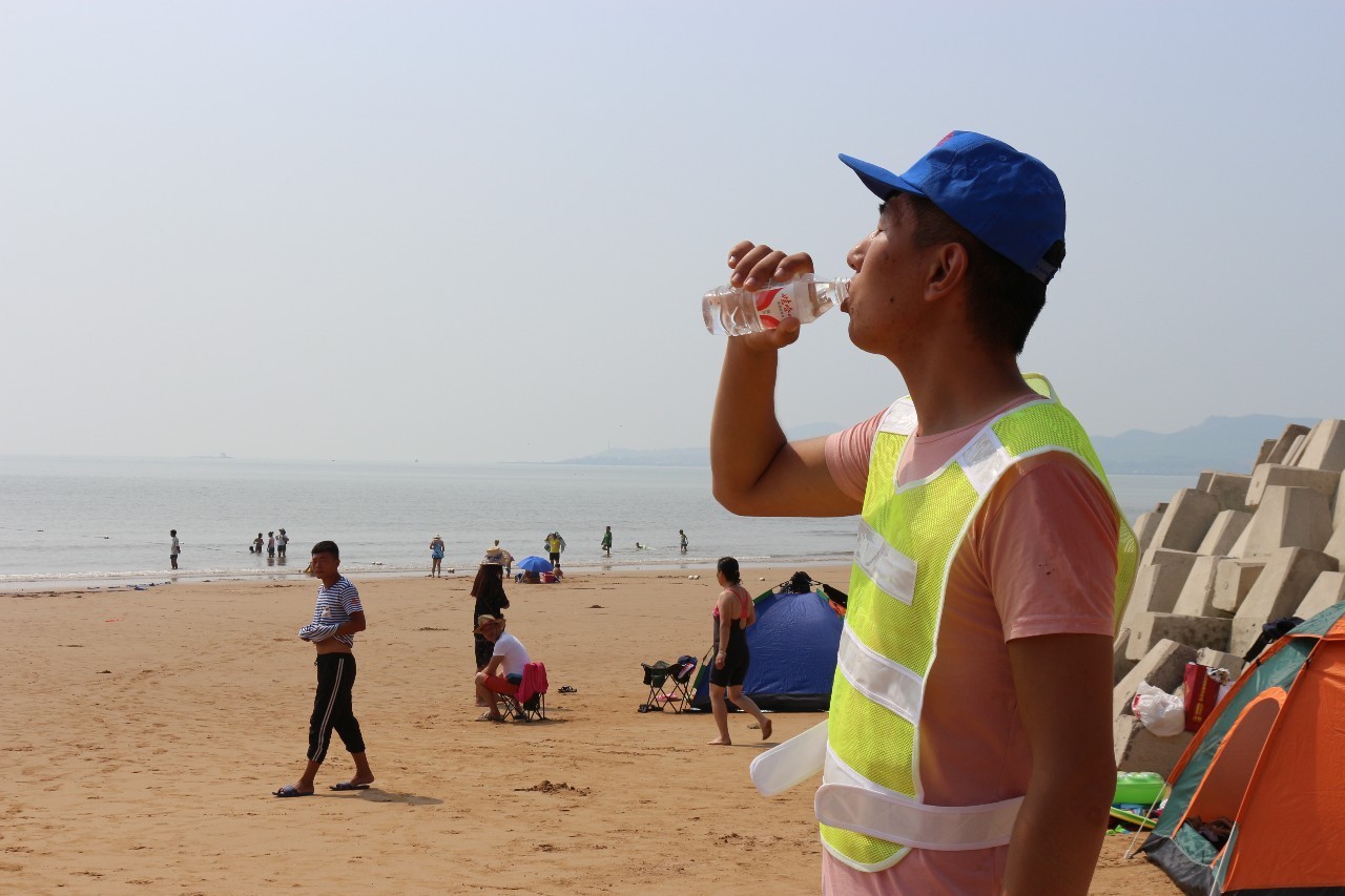 酷夏来临,不少游客喜欢到即墨海泉湾海滩戏水消暑.