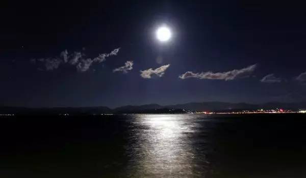 月下飞天镜 云生结海楼 月光倒映在海中央 浮云陪伴在它身旁 幽静的