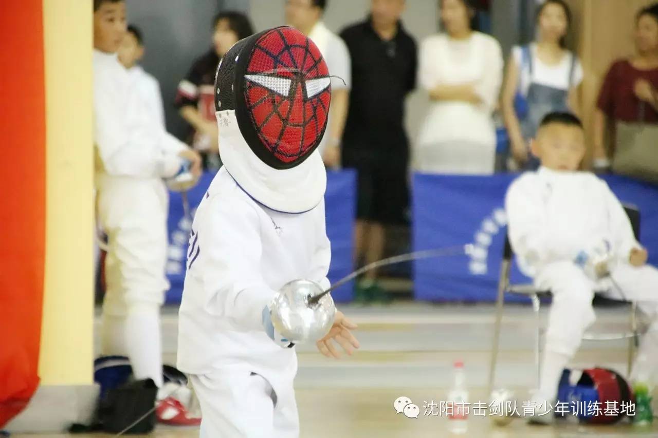 崔正九右二:沈阳格瑞森俱乐部董事长 杨震右一:沈阳市击剑队总教练 张