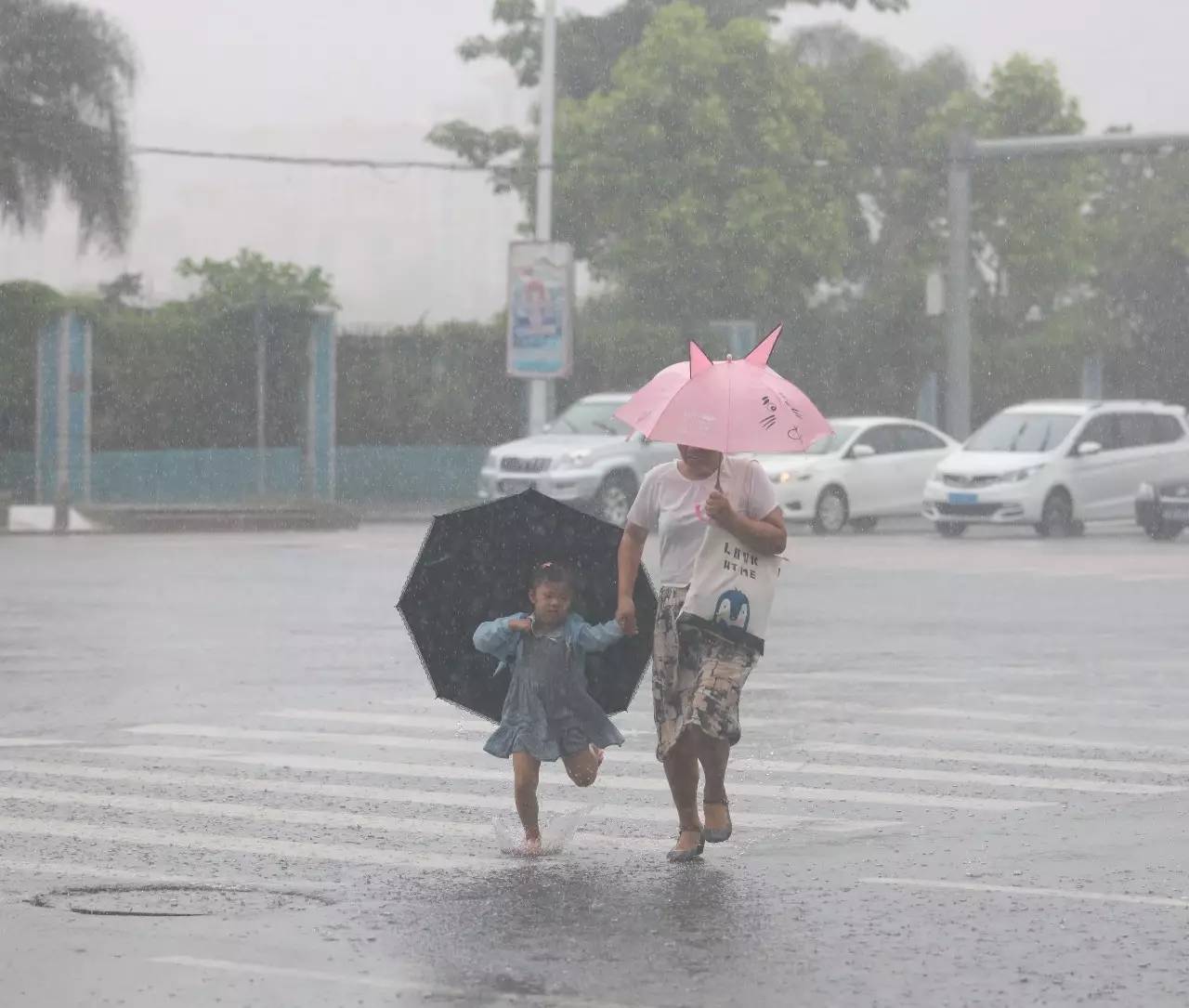 (一对母女在雨中奔跑)