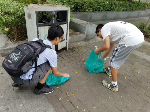 东莞理工学院校友会共同承办的虎门镇大学生捡垃圾倡导环保志愿活动