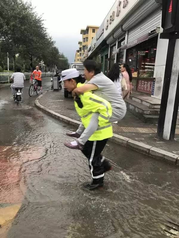 原来,尹妙琦当日下午连背两位老人累的瘫坐在路边的一幕,被路过的众多