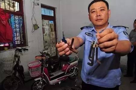 警方展示偷车贼的开锁工具