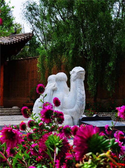 旅游 正文  骆驼泉 骆驼泉位于循化撒拉族自治县积石镇西4公里的街子