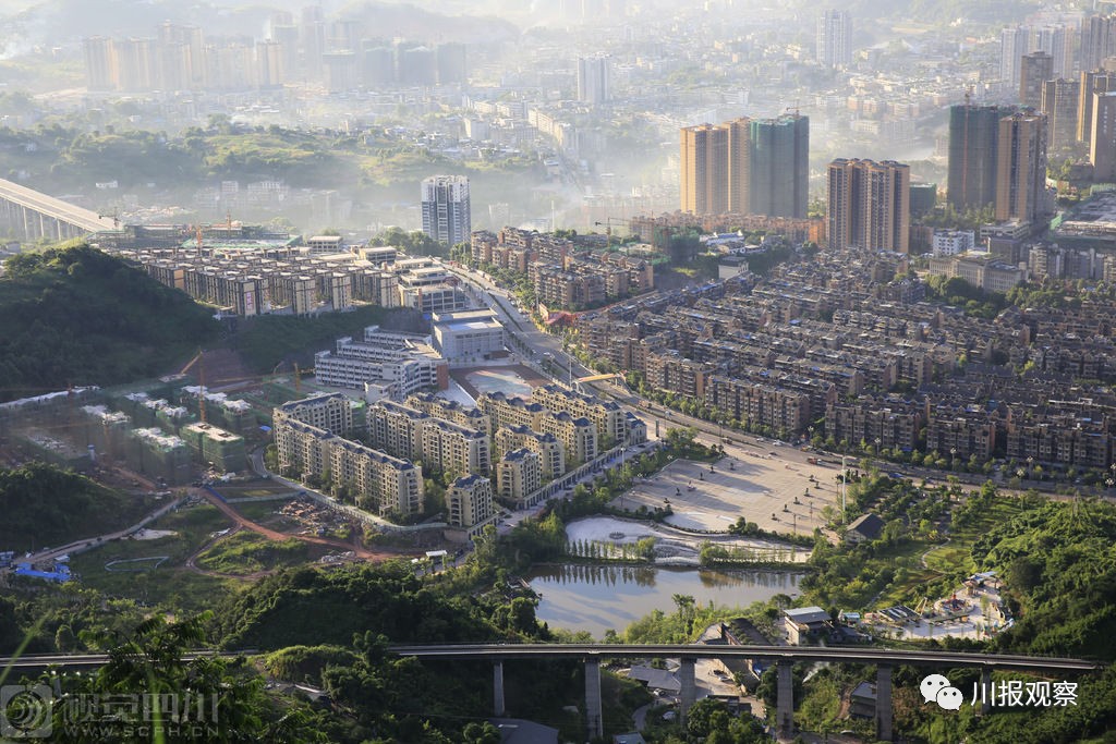 7月23日傍晚时分,叙永县城在夕阳下呈现出美景.胡润林 摄