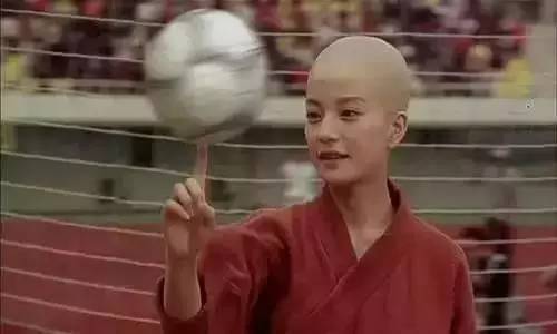 赵薇在《功夫足球》中的光头造型.