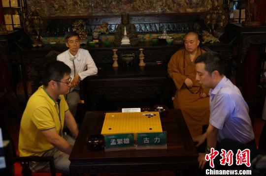 图为"少林黑白决"围棋大赛冠军获得者孟繁雄在少林寺方丈室向世界围棋