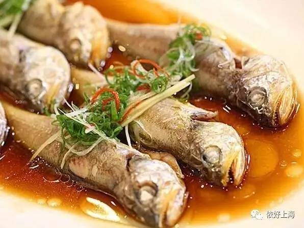 清蒸小黄鱼,铺上一层细细的葱段和姜丝,出锅之后香味扑鼻,鱼肉鲜美又