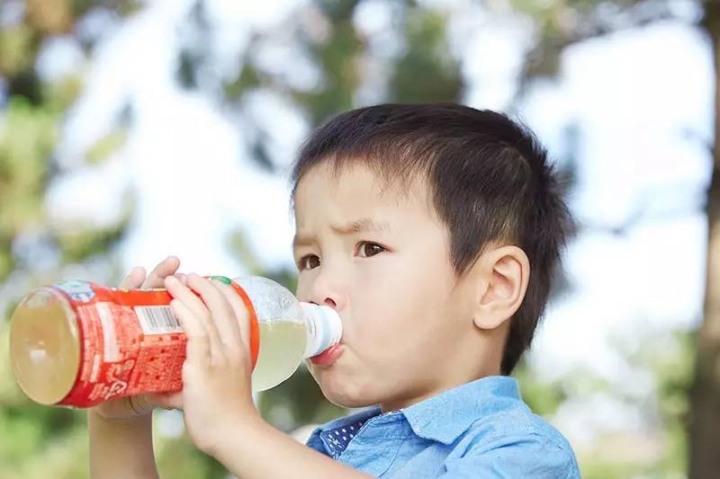 喂养| 美国儿科医学会:1岁以下幼儿不要喝果汁?到底该怎么喝?