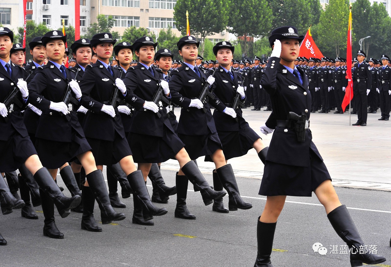 河南警察学院女警方阵首次亮相,用她们的高颜值,高担当惊艳四方,谁说