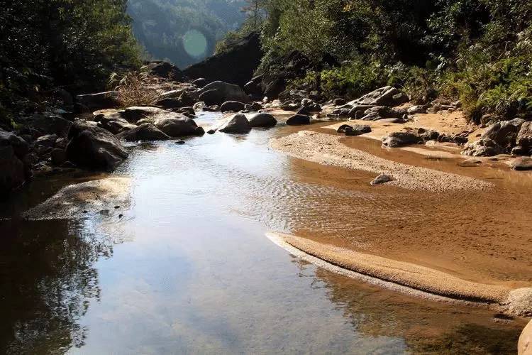 旅游 正文 白水溪,因石英岩沙过滤而流岀的山泉略带乳白色而得名,溪边