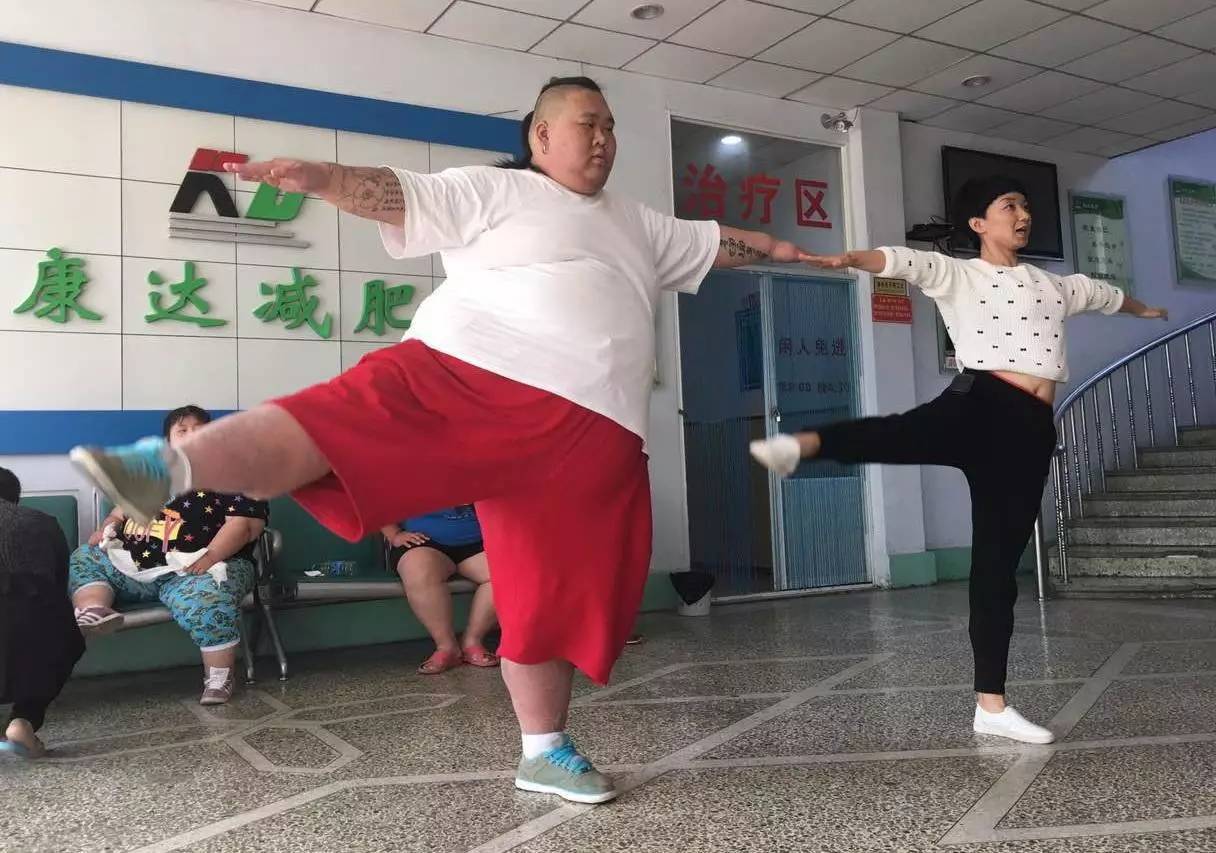 哈尔滨小伙子李超是个大胖子,体重有五百多斤.被誉为"中国第一胖人".