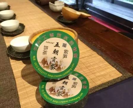 以纤嫩新芽制成的茶叶,大唐贡茶院主要有紫笋茶,紫笋红茶,紫笋花茶.