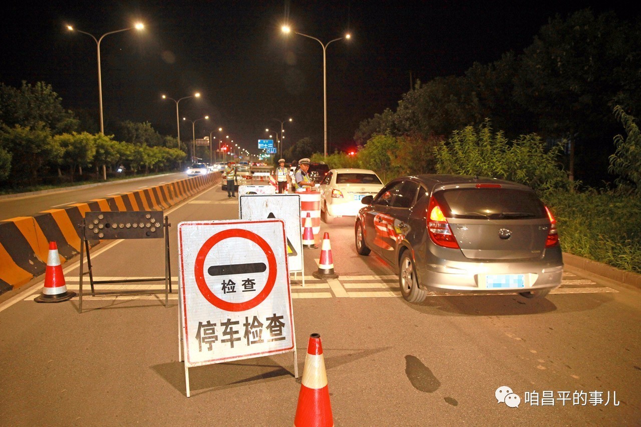 北清路 | 悍马司机遇交警夜查加速逃离 拖锥筒跑1公里