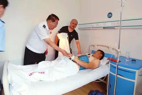 8月2日,在太原市长城骨伤手外科医院,刑警王国蕾右胳膊缠着绷带躺在