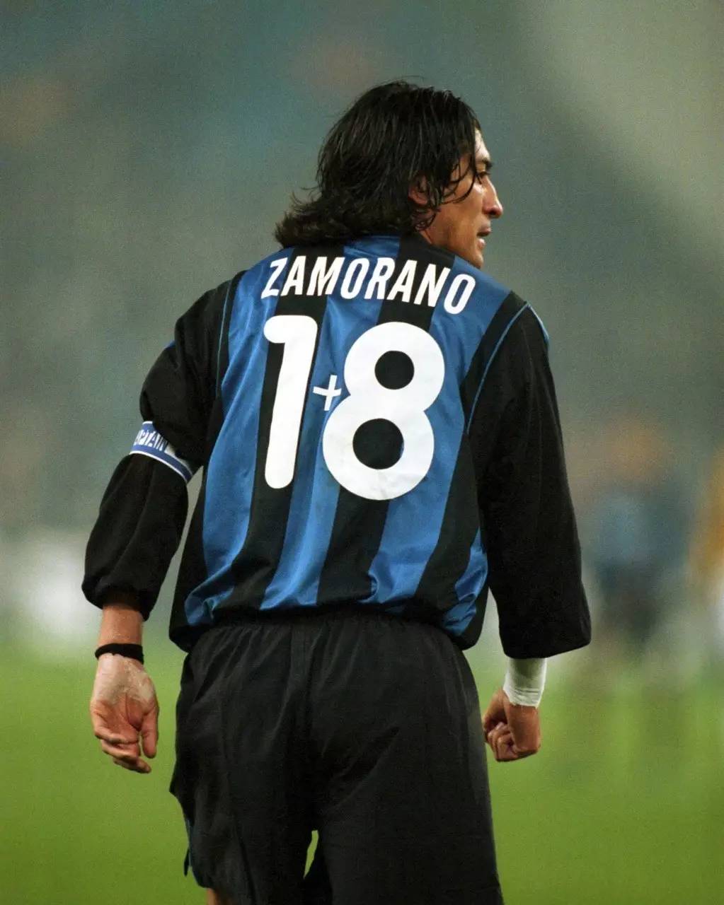 国米前锋萨莫拉诺在1996年加盟蓝黑军团,此前他总是穿着9号.