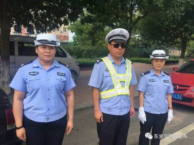 东光飒爽英姿女交警站岗执勤一枝花