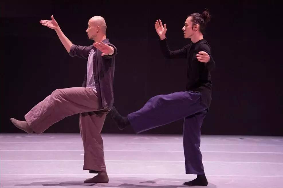 文化 正文  以中国最为传统的太极拳元素作为肢体语言出发,将现代舞