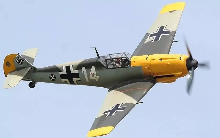 搭载戴姆勒-奔驰db601v型发动机的me/bf-1091941年英国的喷火5足以