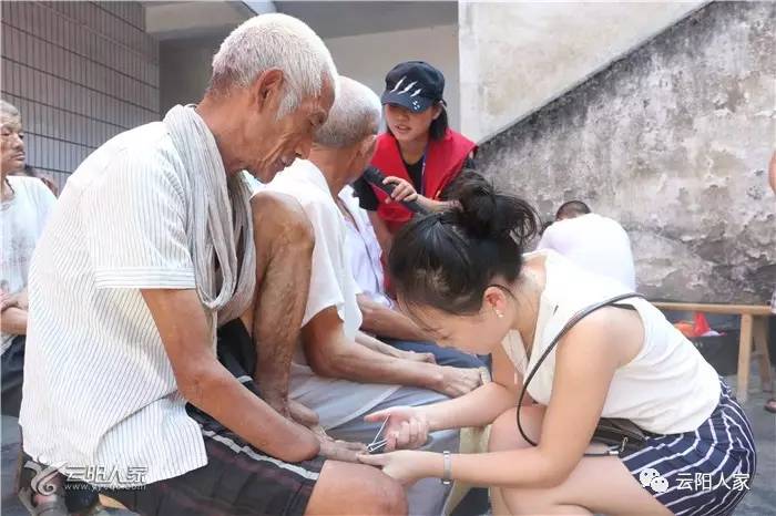 志愿者赵滢娟,才18岁的小姑娘, 经常跟我们一起来敬老院照顾老人,很
