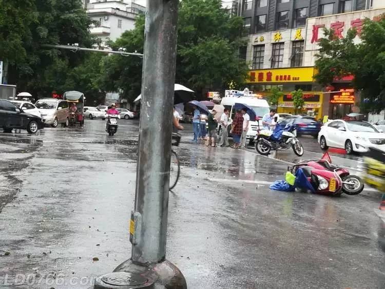 雨天路滑,园前路发生一起小车撞摩托交通事故!