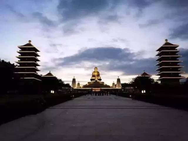 文化 正文  佛光山寺院建筑规模宏伟,四幢主要建筑为:大雄宝殿,大悲殿