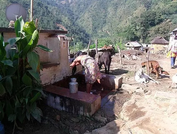 尼泊尔真实农村生活,马车是交通工具,女人露天洗澡