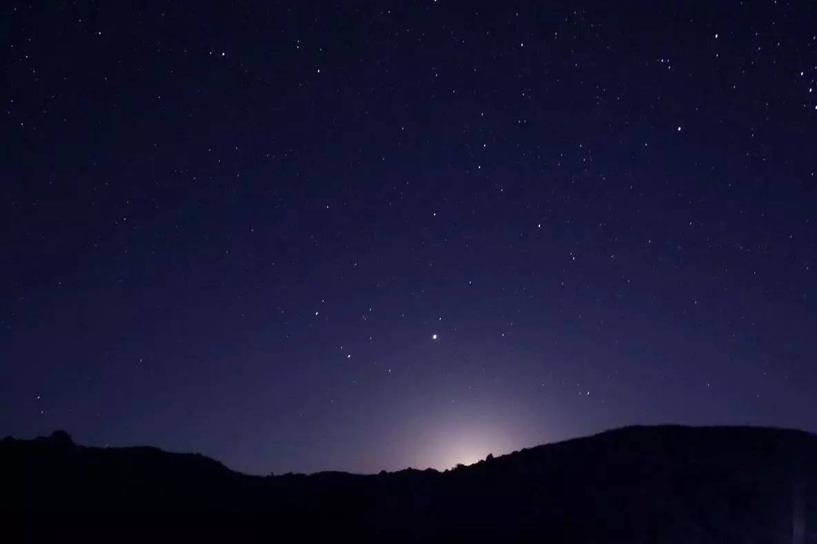 一小时就能看到的绝佳风景,除了星空露营还有千年古刹与佛塔