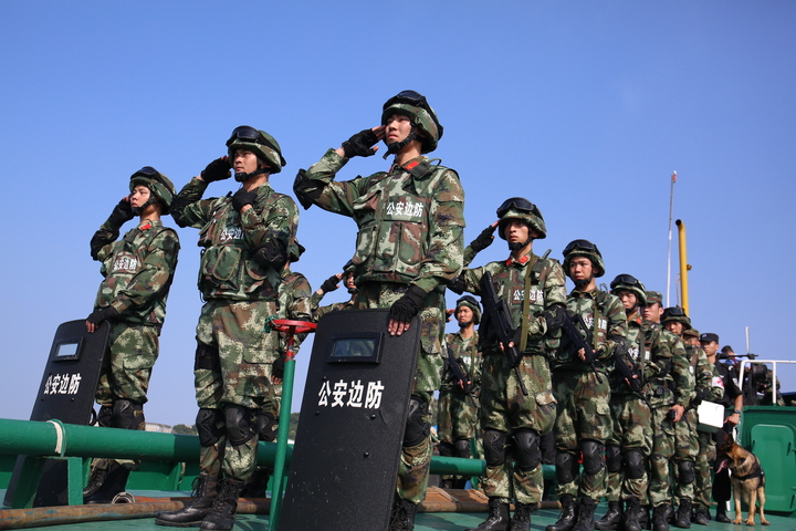 舟山公安边防支队反恐突击队员圆满完成演练任务,向指挥部敬礼.