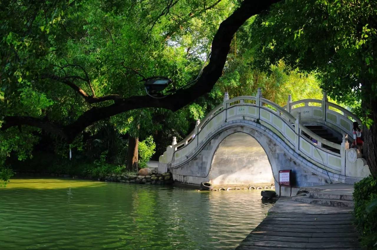 旅游 正文 惠州西湖 游"苏堤玩月", "西新桥", 观"鹭鸟岛"等景点,可