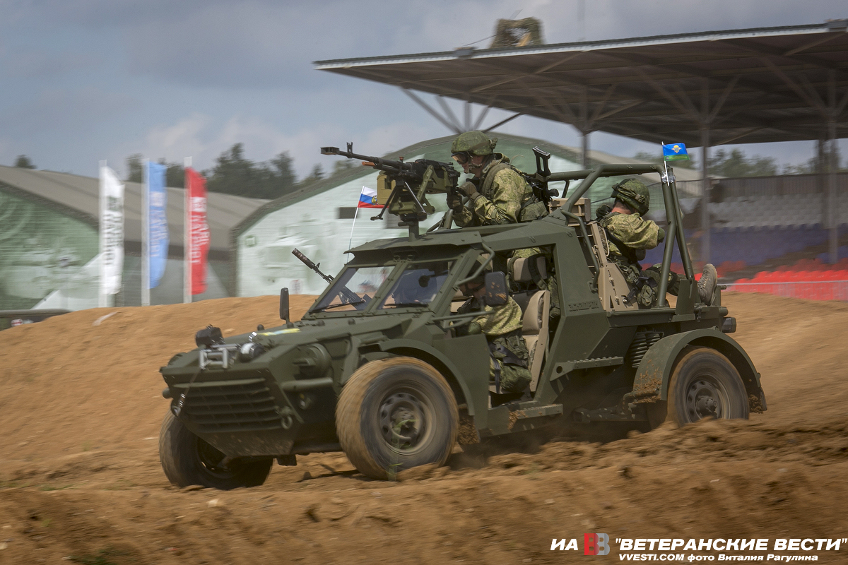 一群俄罗斯特种兵坐新型伞兵突击车,威猛给力.