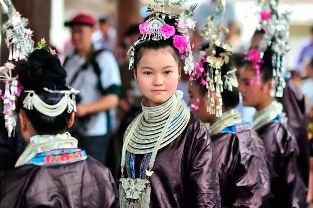 从江顶洞:侗族集体成年礼,父母除了祝福还为女儿穿上最精美贵重的服饰