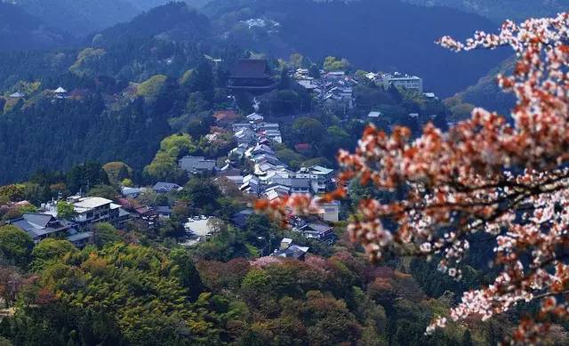 公元710年,位于奈良县中部的京城藤原京迁都平城京.