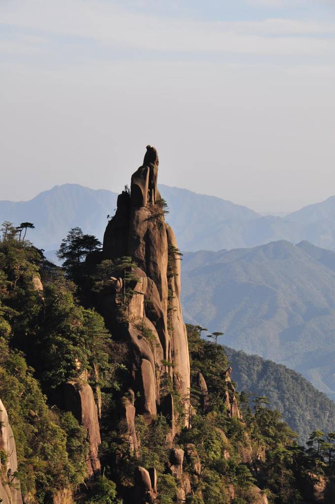 平均海拔1600米,景区南起三清山中心景区的禹皇顶,连接三清山西海岸