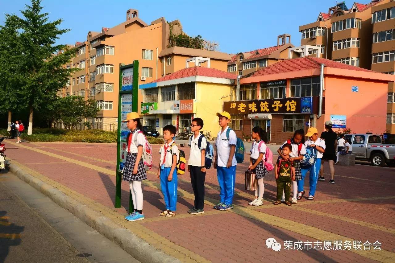 创城丨荣成中小学路队风景