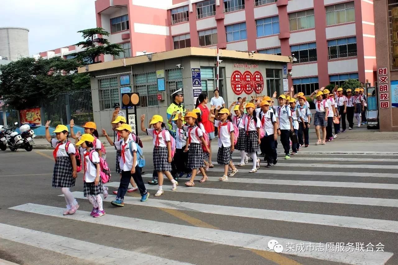 创城丨荣成中小学路队风景