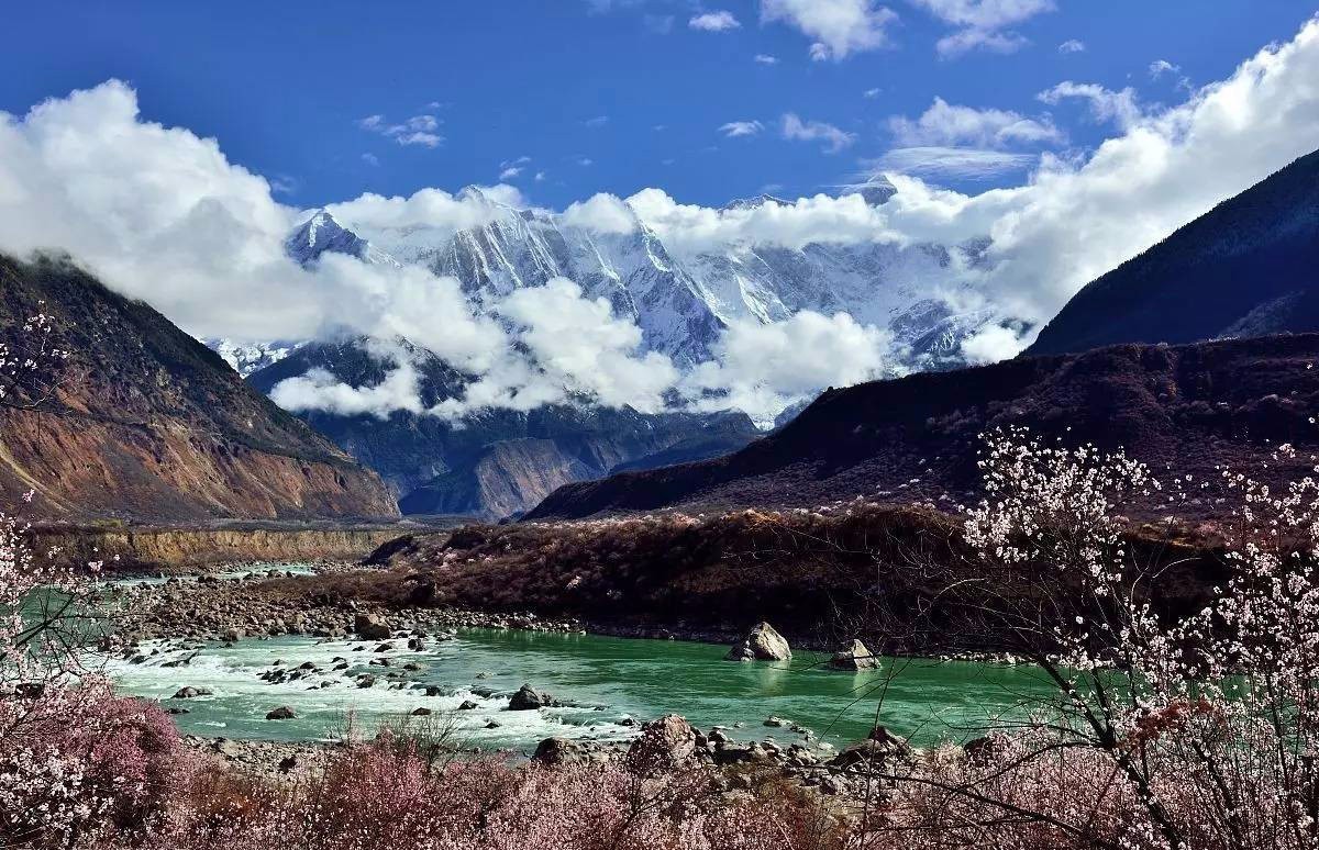 图片来自视觉中国,每年三月份,峡谷雪山洁白,桃花盛开 第二名