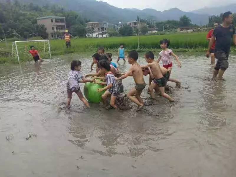 泥田运动会 孩子可以尽情的在泥田里 撒野,奔跑,比赛