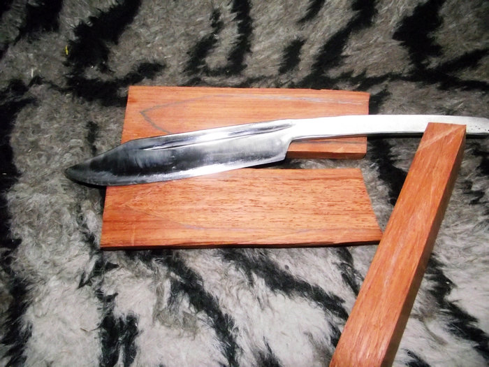 回家自己手磨出锋刃,接下来就是准备做木质的刀柄和刀套