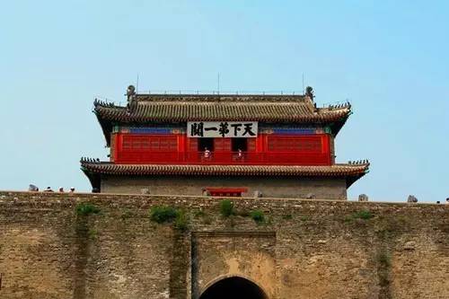 山海关关城始建于明代,北依燕山,东临渤海,是一座防御体系完整的城关