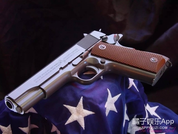 电影中,柯尔特m1911手枪伴随着张翰炫酷登场,算是张翰送给吴京的"见面