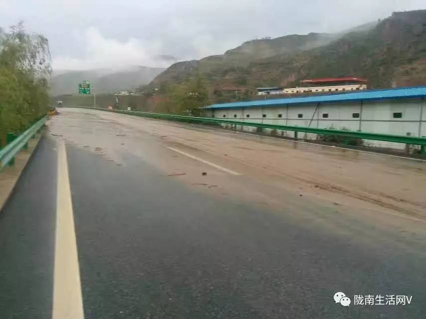 【紧急通知】陇南突降暴雨,导致成武高速马街隧道,白草村泥石流,武都