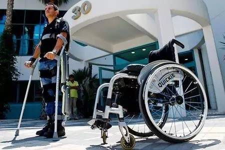 滚蛋吧,轮椅!它也许能让瘫痪患者站起来