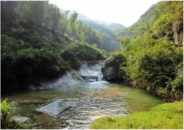 龙凤峡的入口在南岳区龙凤乡龙凤小学,峡谷全长约5公里,纵深最深达