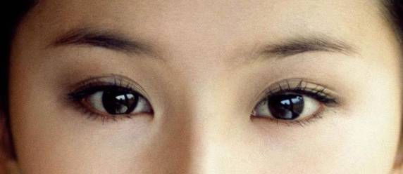 其实缺憾的地方就在于刘亦菲的眼睛,内眼角稍有 内眦赘皮,眼珠子也比