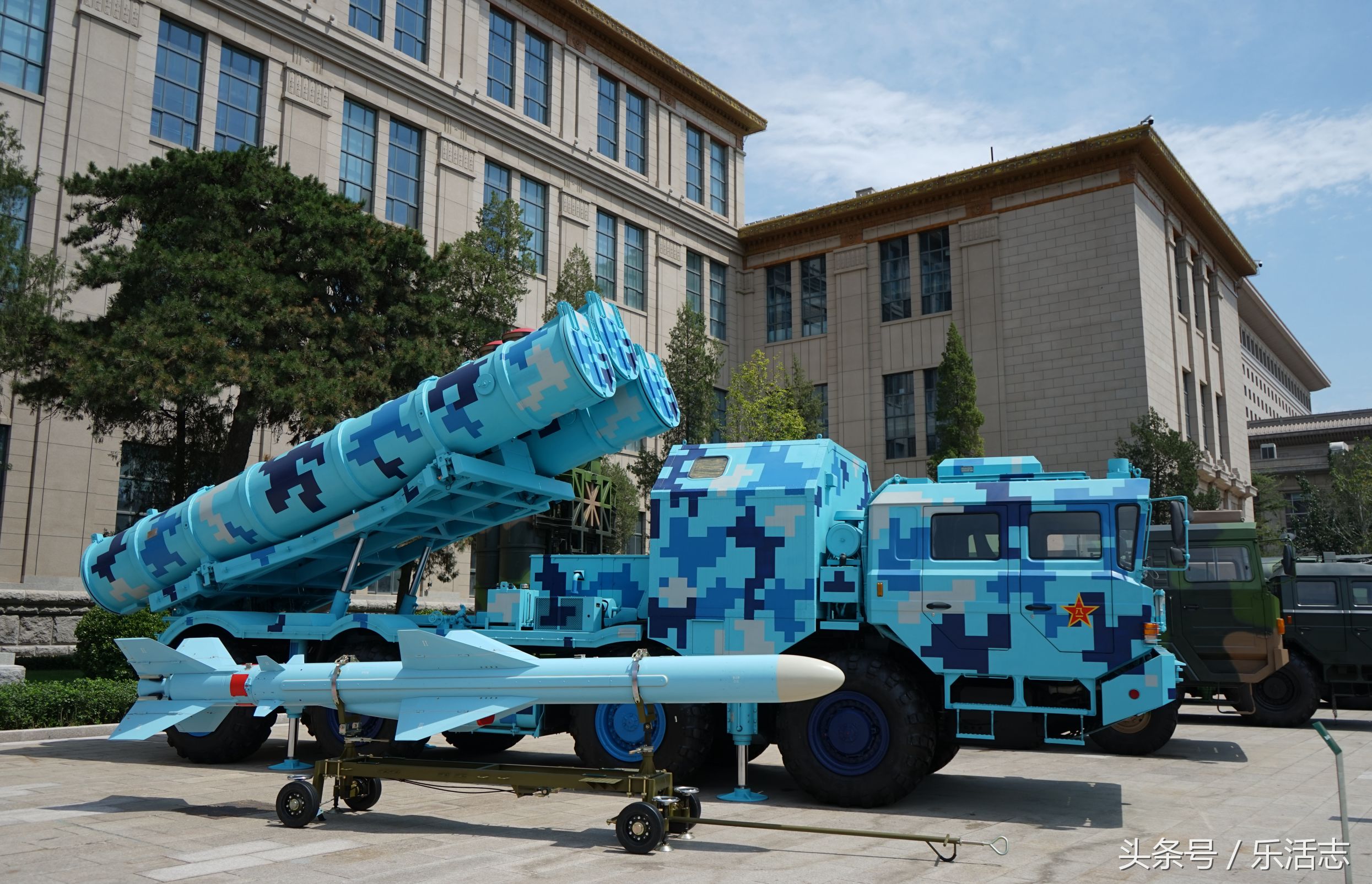 北京—人民革命军事博物馆大院里的武器装备展示国威
